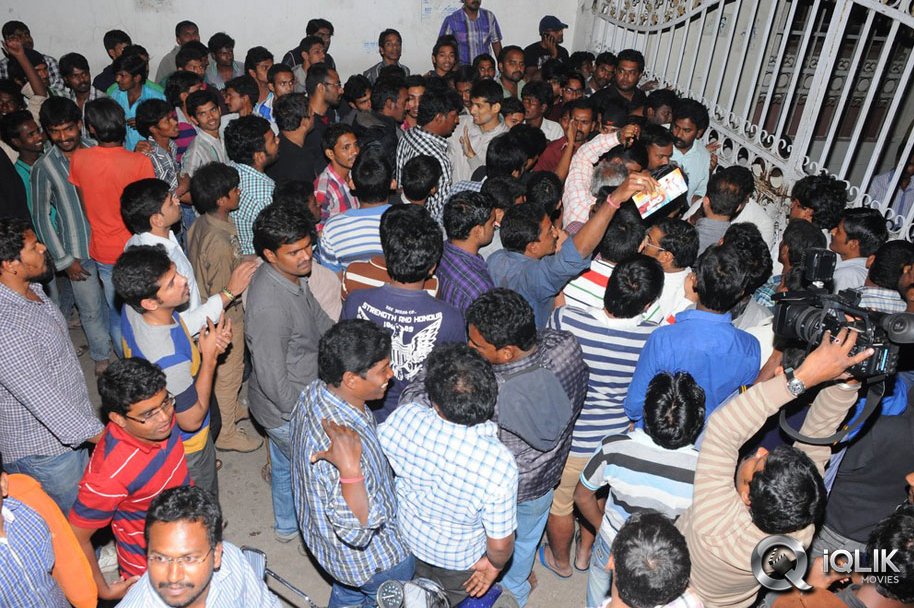 Yevadu-Premiere-Show